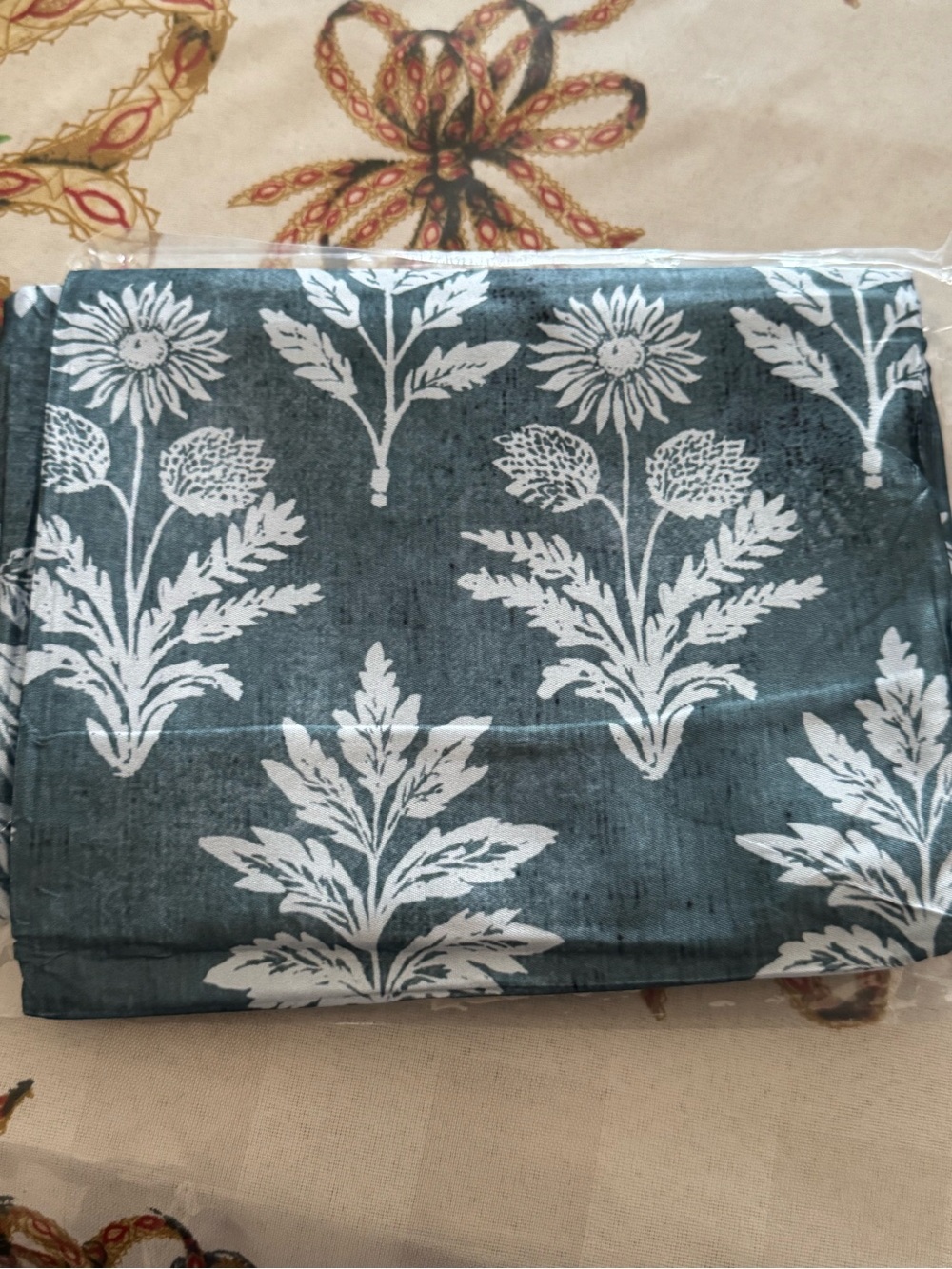 Tablecloth 60×60 Inch Square, Vintage Daisy Green/White